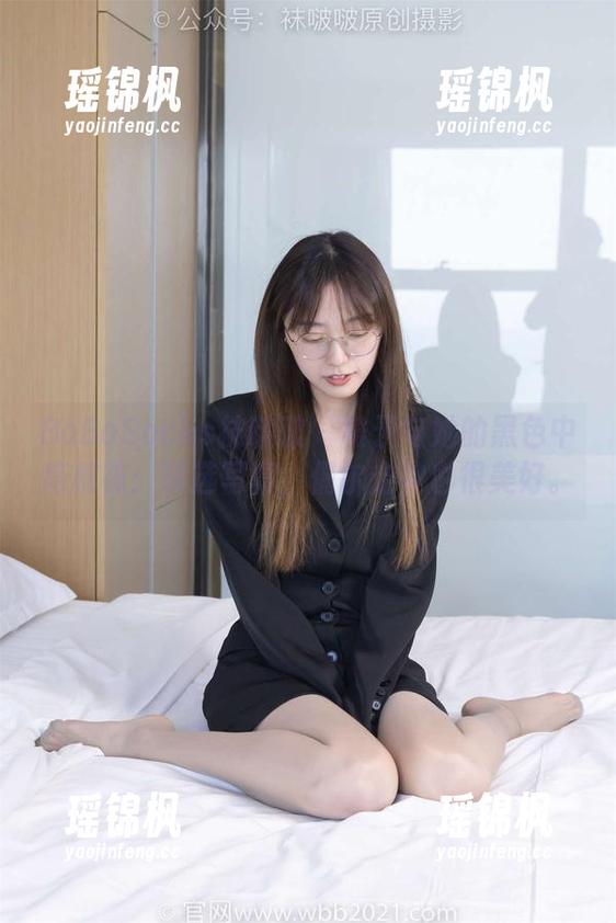 BoBoSocks袜啵啵 - 稚予与她的黑色中筒棉袜：精选写真，偶尔走神也很美好。
