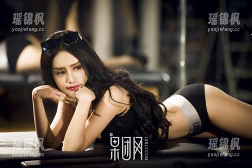 GIRLT果团网 - 吊带可能是一种魔力！看王婉悠的写真，原图让我想着：“我脸红什么啊？”