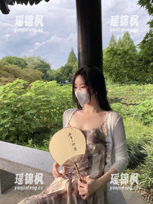 July芝岚 微密圈 - 当July芝岚穿上“清纯”的外衣,原图让人忍不住想说:这小姑娘真不错!