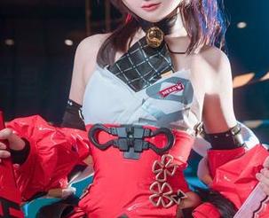 这组图片里，Kuuko W俨然成了一位“现代修女”，让我忍不住多看几眼。