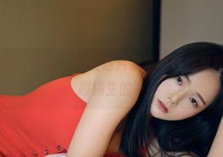 定制的红裙，Pia(피아)在这片素净中好像想起了什么妙趣横生的事
