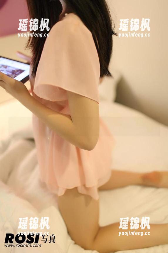 增添点色彩，高清ROSI泳装等你来下载