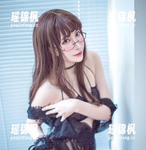 看！Sakiiii翎柒的10万粉福利，高清照片会把我闪晕吗？