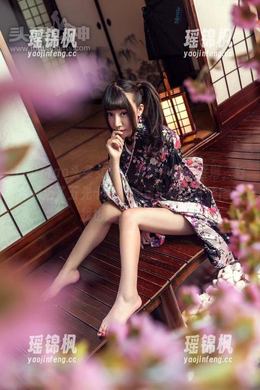TouTiao头条女神-王紫琳 TouTiao头条女神 - 写真中的王紫琳,好像掉进了五光十色的滤镜世界,性感得连我也想搬进去了。