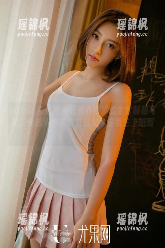UGirls尤果网 - 看着乔依琳的全套制服写真，真想问她有木有被父母催着去上班啊？