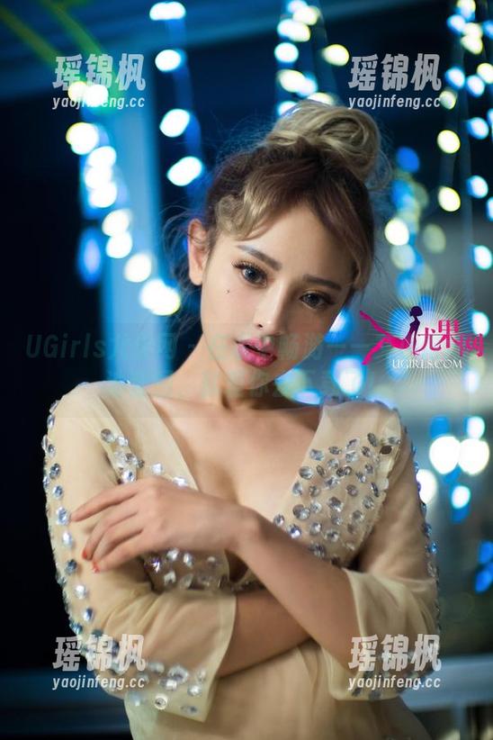 UGirls尤果网 - 在水中畅游——艾小青泳池套图，就差你去下载了！