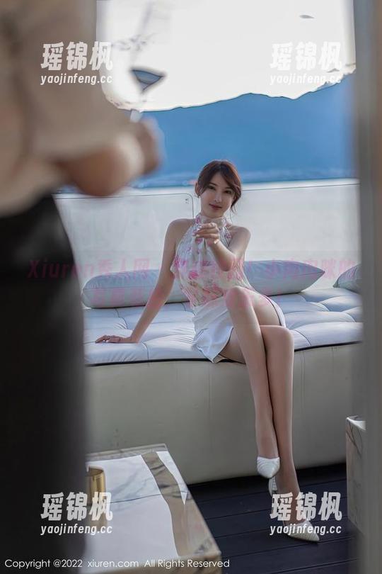 Xiuren秀人网 - 穿越校园！小肉肉咪的写真私拍，学妹欢乐多！