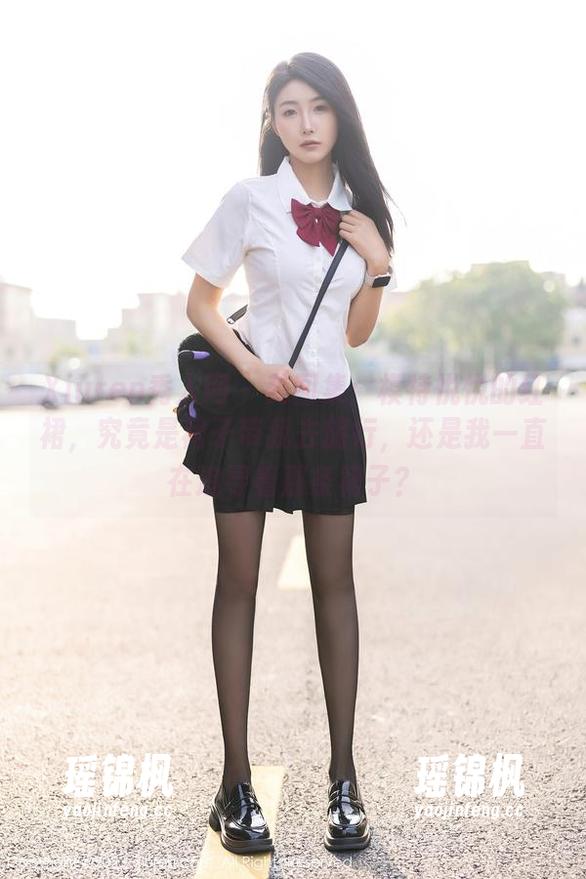 Xiuren秀人网-模特悦悦 Xiuren秀人网 - 美图集:模特悦悦的红裙,究竟是裙子带我去旅行,还是我一直在追寻着那条裙子?