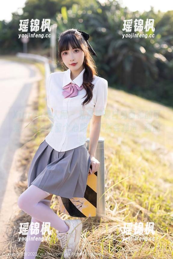 Xiuren秀人网-白兔西希 Xiuren秀人网 - 私房展现白兔西希的可爱,绝对要留个心眼,不然会掉进齁甜的陷阱