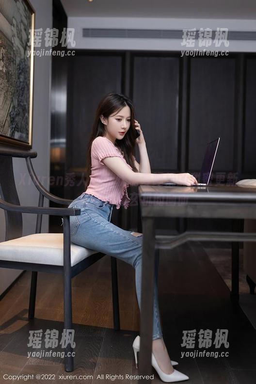 Xiuren秀人网-软糖爱喝奶 Xiuren秀人网 - 软糖爱喝奶的甜蜜更新,红裙里藏玄机的画面