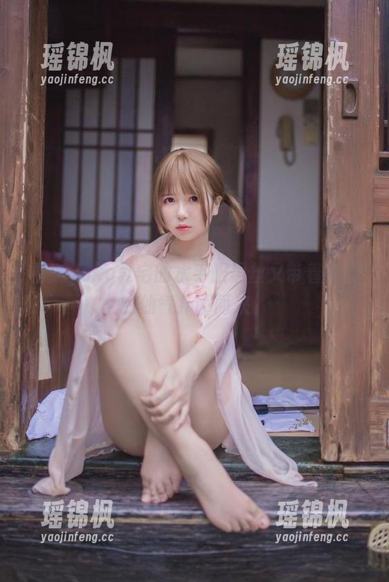 看！yoko夏宅的水手服黑丝又带着美图的仙气扑面而来。