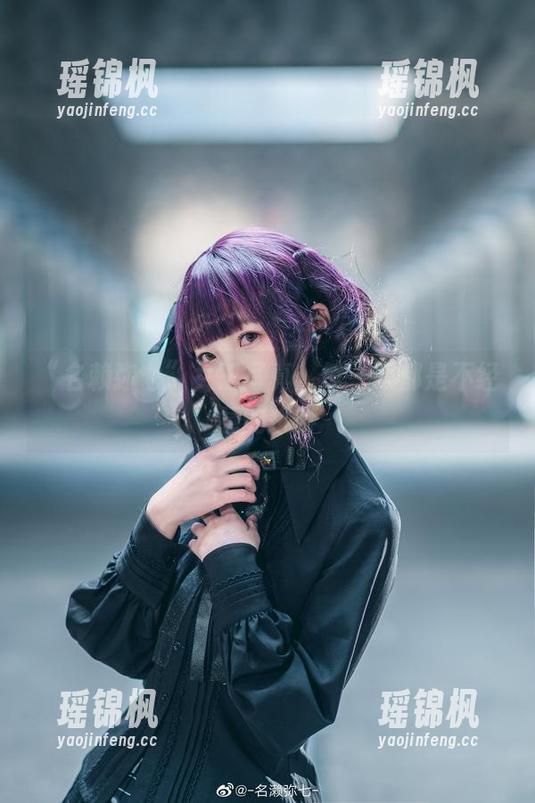 “名赖弥七”女王写真：每一眼都是不经意的挑衅