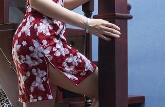 头条女神 - 看信悦儿的泳衣原图，仿佛有个无声的竞争，作品在暗示什么呢？