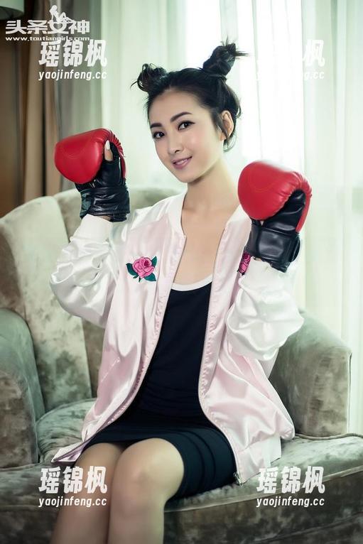 头条女神 - 艾小青新作：修女图包，免费的大家都爱对吧！