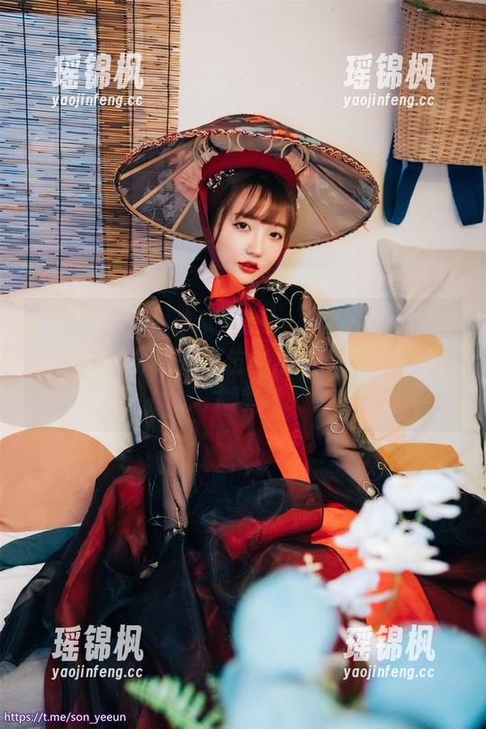 福利满满啊！孙乐乐(손예은)的原图里，DJAWA甘露寺蜜璃仿佛从屏幕中走出来了，太迷人。