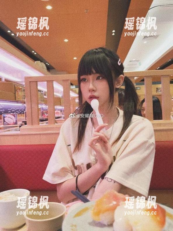 罗列了一堆黑白画面，不得不承认安曜曜的福利设计感满满。