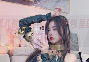 小小奶瓶儿的泳池冒险：图包里的水花大作战