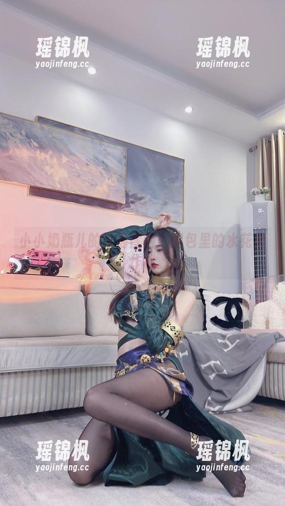 小小奶瓶儿 小小奶瓶儿的泳池冒险:图包里的水花大作战