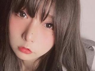 小泉学姐吖+红裙=高清合集，散发着刚好不那么正经的气息。