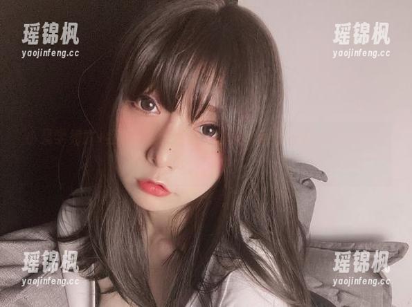 小泉学姐吖+红裙=高清合集，散发着刚好不那么正经的气息。