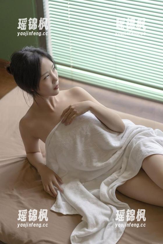 最新作品集来了，抖娘利世与班主任家访，瞧这姿态，随性又不失优雅嘛。