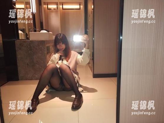 无颜小天使wy update!无颜小天使wy带来了‘林中精灵’,是时候在树影下随性散步了。