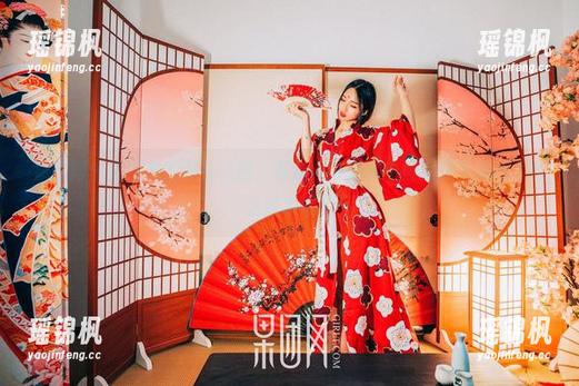 果团网-周妍希 果团网 - 周妍希的黑白之旅,高清细节里这小怪女孩又闹出了什么鲜事呢?