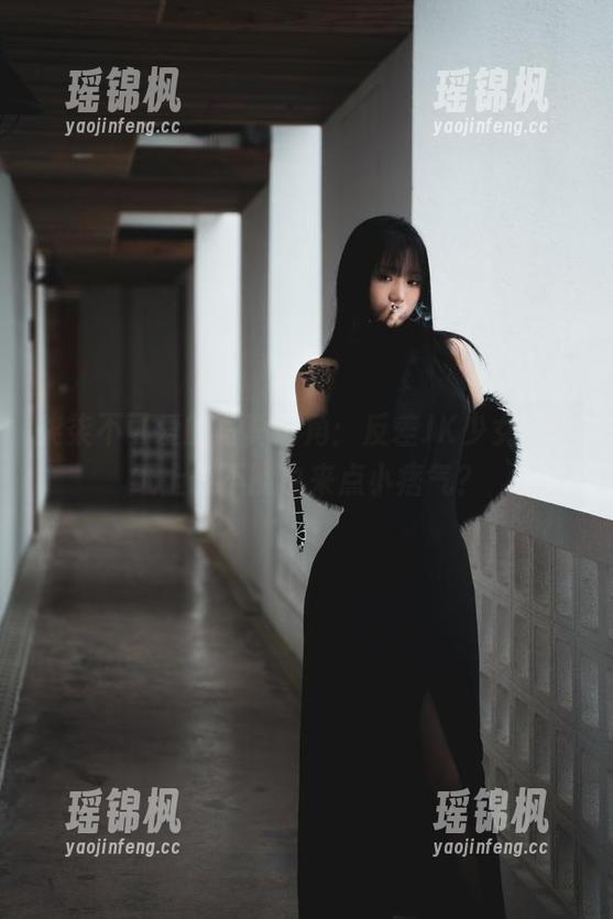 柒柒不可爱的写真一角：反差JK少女，壁纸上能不能也来点小痞气？