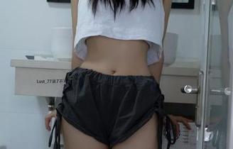 无圣光的挑战下，柒柒要乖哦展现了她美脚的不羁个性。