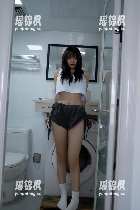 无圣光的挑战下，柒柒要乖哦展现了她美脚的不羁个性。