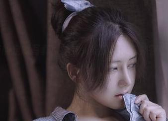 樱晚gigi的定制写真：妹妹，美貌与傻气并存的“绝配”！