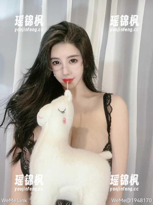 猪小七 微密圈 - 猪小七的私拍穿越:女王外衣下的另类气质!