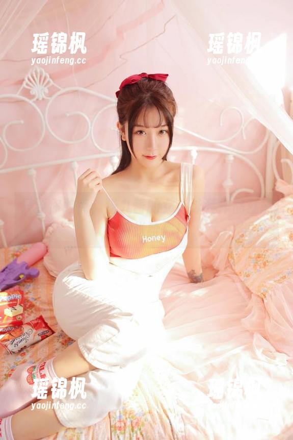 只要你敢点，猫九酱的女仆泳装作品就能免费送给你！