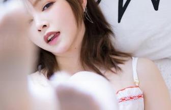 泳池里的白露Bululu原图，偶尔闪现那小幽默
