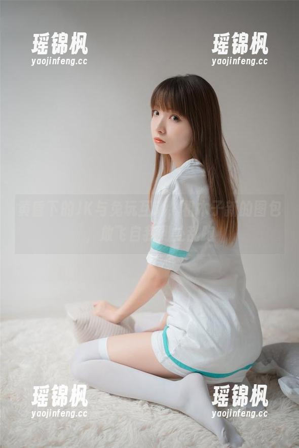 黄昏下的JK与兔玩互动，祖木子新的图包，放飞自我到处乱跑