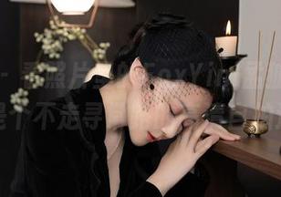 秀人网 - 看照片里的FoxYini孟狐狸，那绝对是个不走寻常路的高清自拍达人！