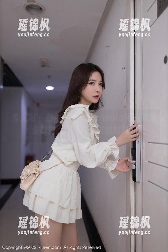 秀人网 - 照片回顾：Manuela玛鲁娜海边时刻，“我与卷发的尬舞”