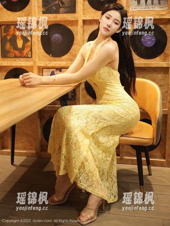 秀人网-会飞的小虎牙 秀人网 - 会飞的小虎牙套图:黑色让人想盯着不放的意味