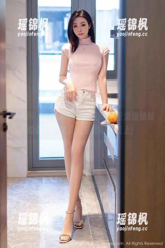 秀人网 - 今晚的宵夜没先吃，但奶油妹妹的美足先来了！免费原图送上！