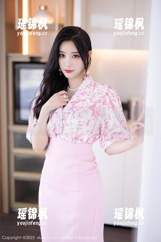 秀人网 - 奶芙乔乔空姐：坐飞机也要美美哒的套图合集