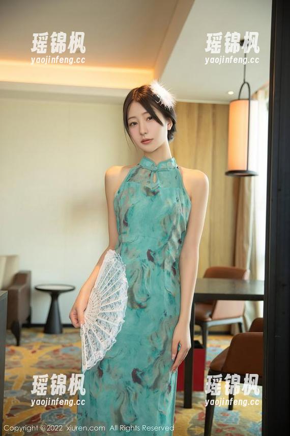 秀人网-李可儿 秀人网 - 美图里的李可儿,裸足如同一抹清风,轻盈但又带着几分挑逗。