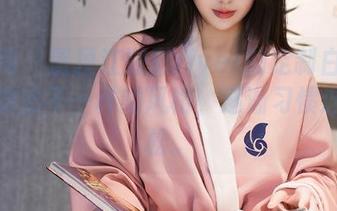 秀人网 - 置顶江淑影river的定制白丝图集，穿出不一样的风格，逐渐习惯这种轻松。