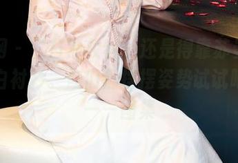 秀人网 - “日常妆容：还是得靠苏曼兮和她的白衬衫。你们都摆摆姿势试试吧！”——图集