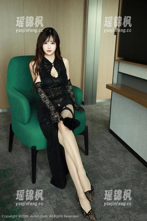秀人网-黄婧GIGI 秀人网 - 私拍里的黄婧GIGI:夏季微风卷来,她的姿态好像在召唤。