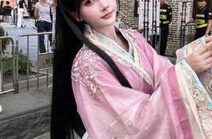 你一定要下载秋山AkI的mirror彩云写真集，保证让你感叹不已。
