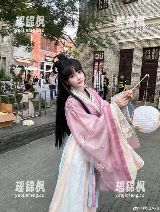 你一定要下载秋山AkI的mirror彩云写真集，保证让你感叹不已。