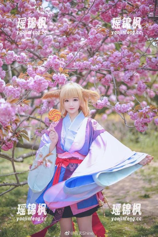 羽天shine再创新高，黑白写真里的福利透着些许挑逗感。