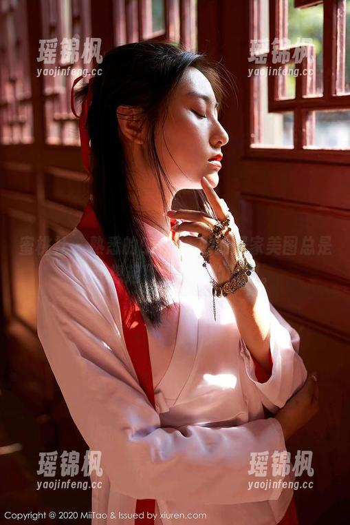 蜜桃社-Gina 蜜桃社 - 熟悉的Gina,她的居家美图总是让我想起那些放松的时刻。