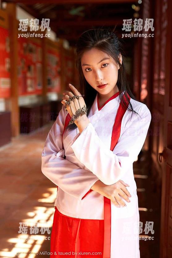 蜜桃社-陌子Mandy 蜜桃社 - 陌子Mandy又来了,这是她的御姐私拍,身姿惹火,眼神里藏着小心思。