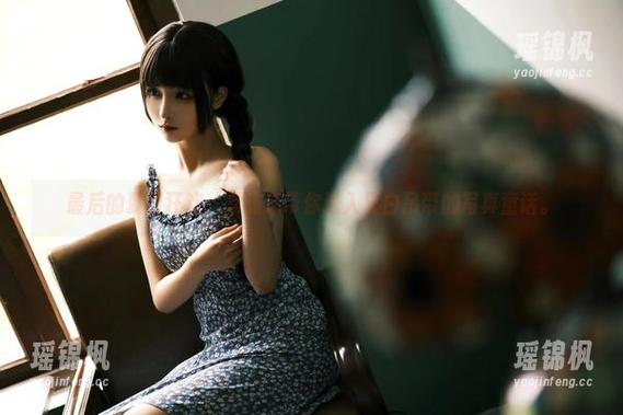 最后的夏日狂欢：蠢沫沫带你进入夏白吊带的写真童话。